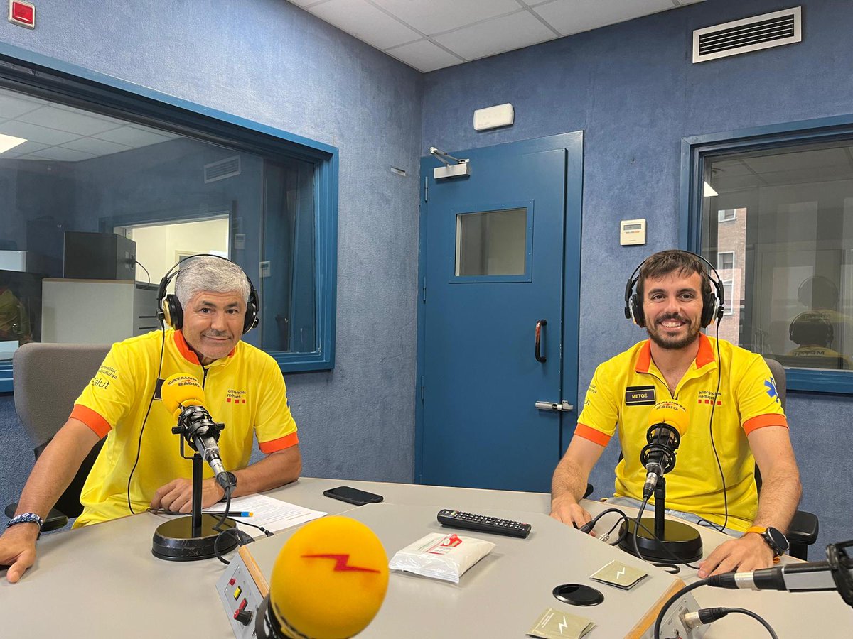 semgencat's tweet photo. 🎙️ #EstàPassant: 
Entrevista a La Tarda d’Estiu de Catalunya Ràdio @tardacatradio @catalunyaradio als metges Tomás Vázquez i Xavier Daniel. 
Parlen de molts moments viscuts al #SEM com a metges i com en Tomás, recentment jubilat, ha ajudat en Xavi a agafar el relleu. 
👏🏽👏🏽 https://t.co/x4INGlgiy7