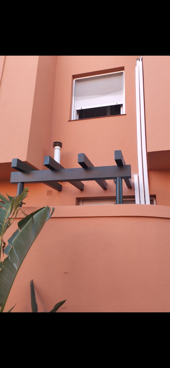 sandribus's tweet photo. Estas fotos hablan por sí solas de la poca profesionalidad de los instaladores de #aireacondicionado de @leroymerlin_es haciendo pasar los tubos por el medio de la ventana, #chapuza donde las haya. Para colmo, llevamos 6 días esperando que den la cara y atiendan la reclamación. https://t.co/Cw7i5vcOyE