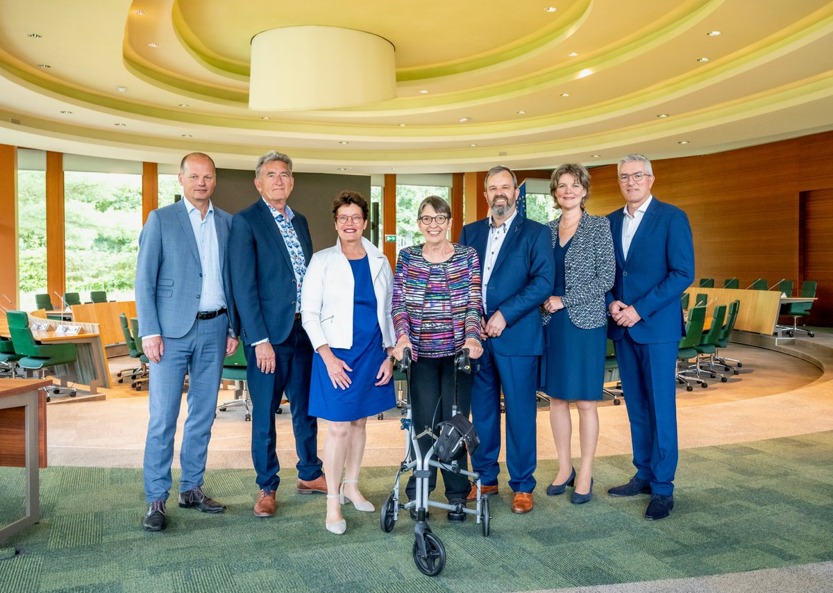 ProvDrenthe's tweet image. Vandaag zijn tijdens de laatste PS-vergadering voor het zomerreces de nieuwe gedeputeerden geïnstalleerd. Daarmee is ons nieuwe college van GS officieel van start. Lees hier meer over hen en de portefeuilleverdeling ➡  tinyurl.com/4ntx6ezz 1/2