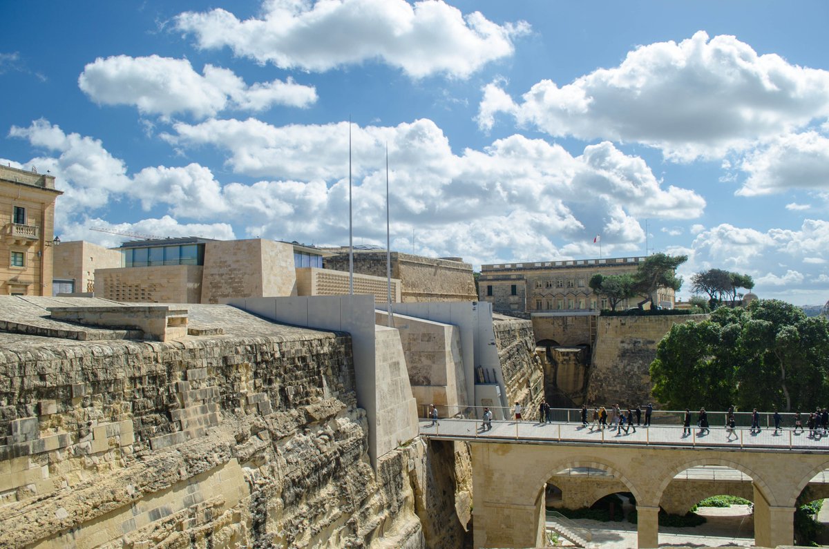 MichMatter's tweet photo. Valletta, fondata dal Gran Maestro dell’Ordine Jean de La Vallette, fu costruita con l’intento di farne la nuova capitale e soprattutto una fortezza inattaccabile come le sue mura e la sua posizione suggeriscono.

#photographer #photography #Malta #Travel  #travelphotography https://t.co/av7G5Mn1Js