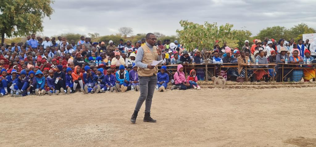 OnPointMedia4's tweet photo. Professional PA System
Day of the African child commemoration
12 July 2023
Shashe Seconday School
Theme: The rights of the child in the digital environment. @WorldVision
MC @LloydMungoni
#Events #PAsystemhire #Notoearlychildmarriages #NotoGBV https://t.co/MUU2Jd1gvj