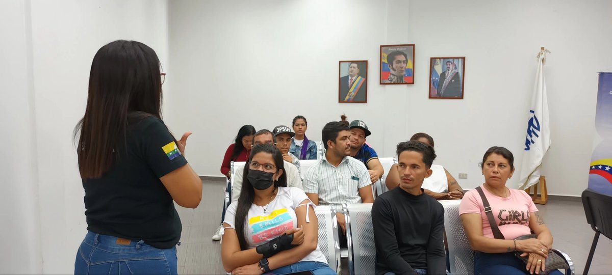 #Ahora La comunicadora CLAP NE, Eduvige Velásquez, con el acompañamiento de la Coord. Economía Productiva del <a href="/PartidoPSUV/">PSUV</a> Nueva Esparta y jefa del EMA y su Secretario, sostiene reunión con los 11 Comunicadores CLAP municipales, afinando agenda comunicacional.

#LaPoesiaNosUne