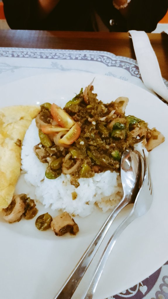 rrrandom01's tweet photo. Seperti biasa, kalau kumpul sama temen kuliah lupa fungsi kamera depan 👍🏻 https://t.co/b1WD5aCRCT