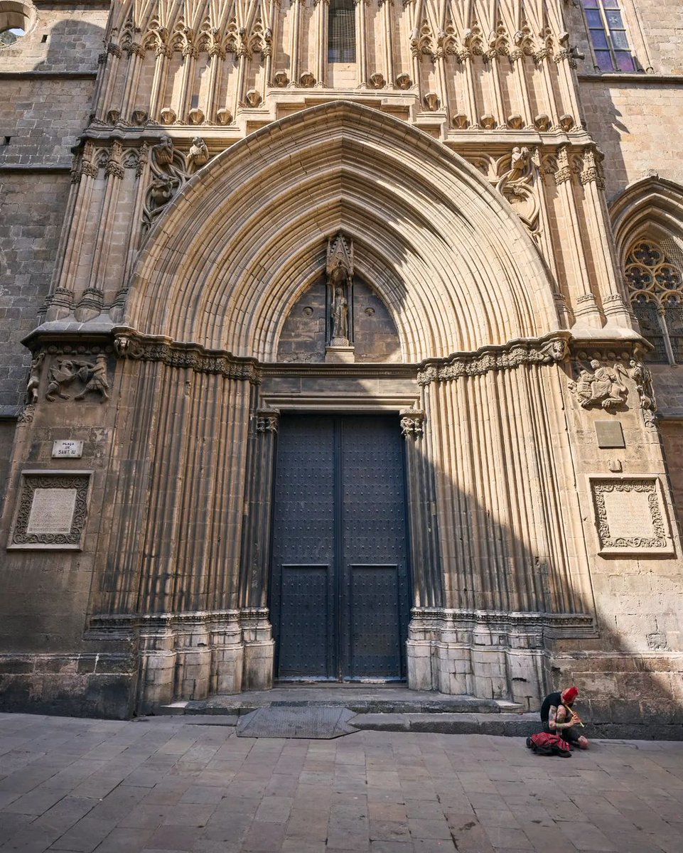 thisis_bcn_ES's tweet photo. Nos limitaremos a dejar estas imágenes del Gótico y, especialmente, del Temple d'Augusut, por aquí. ¿Has estado ahí alguna vez? 🏛️
📷 bcnmagica (IG)
#visitbarcelona #templedaugust #barrigotic https://t.co/YV1ybQn9ux