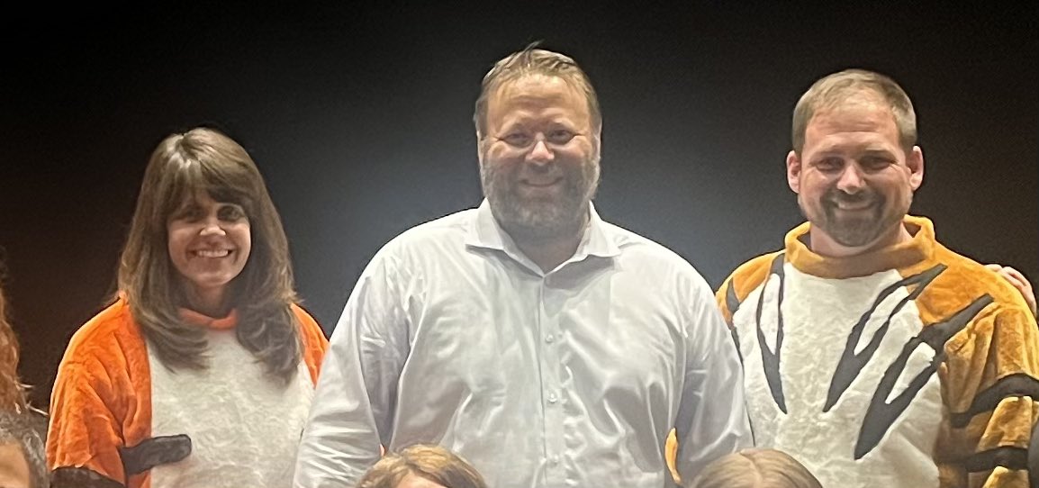 FLX_AD's tweet photo. Sharing our @WaterlooFamily school spirit with @thomascmurray this AM with #WFLleaders 

@Jessica_WFL @WFL_SMarshall @MsLahr12 @MrKWaterlooHS @LaFayetteTiger @SMarchitell15 @Doore82 @Tam_Shelli https://t.co/XZAqTR1vMS