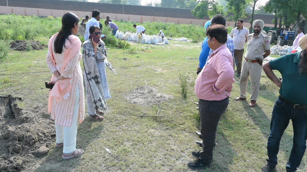mcldhofficial's tweet photo. MC Commissioner Dr Shena Aggarwal inspects work of filling sandbags being used for strengthening the banks of buddha nullah.

Directions issued to expedite the process and continue the same 24*7.
.
.
#HeavyRainfall #MCL #MCLudhiana #Rainyseason #Monsoon #rainfall #rainyday https://t.co/glGT8HQlPi