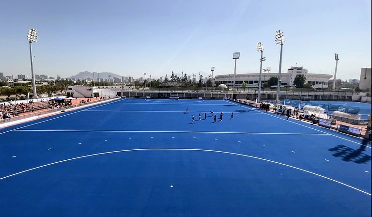 Hoy estamos a 100 días de los Panamericanos en Chile. El Estadio Nacional se prepara para recibir al hockey. Es uno de los 21 deportes que con la medalla de oro da pasaje directo a París 2024. El gran objetivo del año para nuestros seleccionados, Leonas y Leones. #Santiago2023
