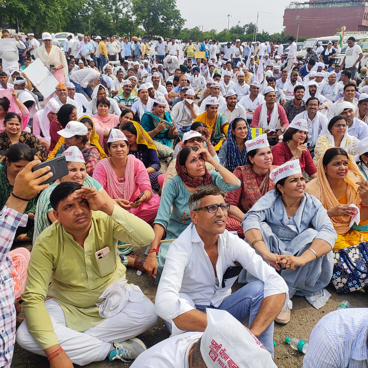 imtechnonitin's tweet photo. ये जो लोग आज अपने अधिकार #पुरानी_पेंशन के लिए सड़को पर बैठे है,
विश्वास करे..

जिनसे अधिकार मांग रहे है, अगर वो अधिकार नही देगें तो थोडे़ समय में ही वे इन्हीं सड़कों की खाक छान रहे होगें।
#पुरानी_पेशन_बहाल_करो
#VoteforOPS @IT_Cell_PBSS_HR
@vijaykbandhu @VSDhariwal @PBSS_NMOPS_HR https://t.co/D5J6sCp6Mc