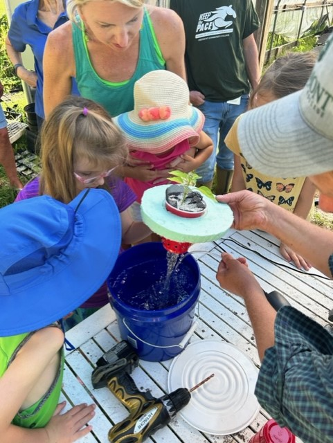 rollins_leia's tweet image. 🌱 This week's #BLAST was a hydroponic adventure! Families dove into the world of DIY hydroponics, discovering a cool way to learn about agriculture science and technology at home. Let's grow together! 🌿 #Hydroponics #BreakthroughLearning #AgricultureTech #Rollins4CCP