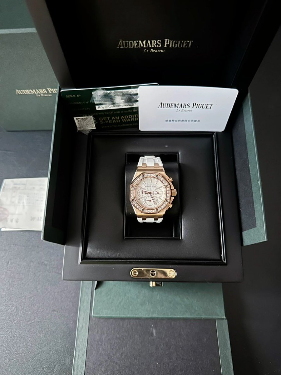 LittleFia11's tweet photo. The world needs a queen, and this Audemars Piguet watch seems to be my badge of honor! Wearing it makes me the queen of fashion standing proudly in time! 👑💁♀️⌚️"#Maryland #keepall #gmt #sprite #rolex #love #monogram #eclipse #rolexgmtmaster2 #rolexgmt #instarolex #watch https://t.co/0x3hBYr3uk
