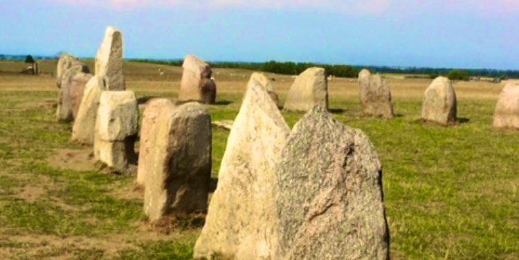 jannickep74's tweet photo. Kåseberga, ett smultronställe 🇸🇪

Vi klarade oss undan det värsta regnet o em blev solig ☀️💕
Enligt traditionen så äts det alltid en åla-burgare 😋😂

Hoppas ni haft en bra dag ☺️

#svensksommar #vardigsjälv #levlivetnu #omtänksam #älska #alesstenar #roadtrip #smile ❤️ https://t.co/P7lMDzo5XR