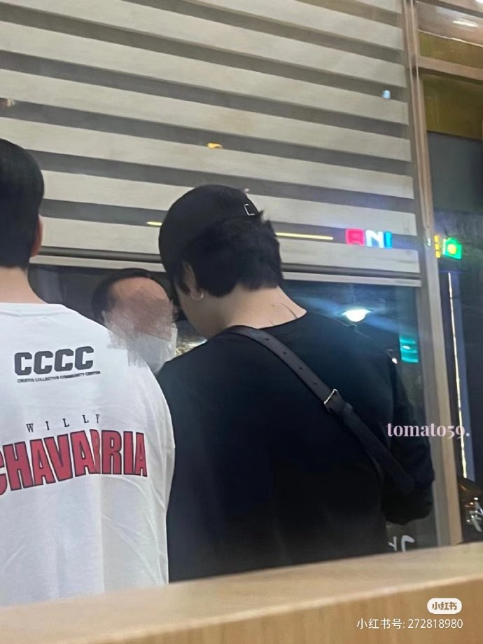 jmscherry_'s tweet photo. well who is jimin sharing shirt with😭😭😭 https://t.co/6ubkDpySr5