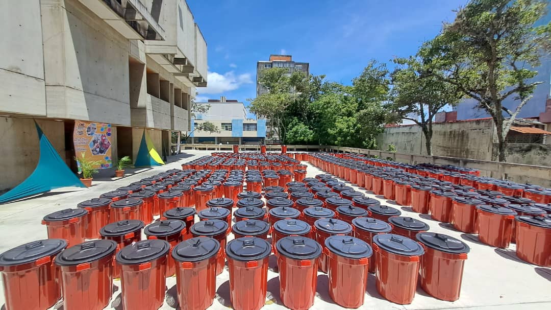 #12Jul Dir Atención al Ciudadano, Rosaly Chirino: “Hoy el alcalde @LuisJonasReyes realiza la entrega de mil dispositivos de almacenamiento de agua a las comunidades para atender a 5mil personas. Hasta la fecha se han entregado 17 mil dispositivos. #LaPoesíaNosUne