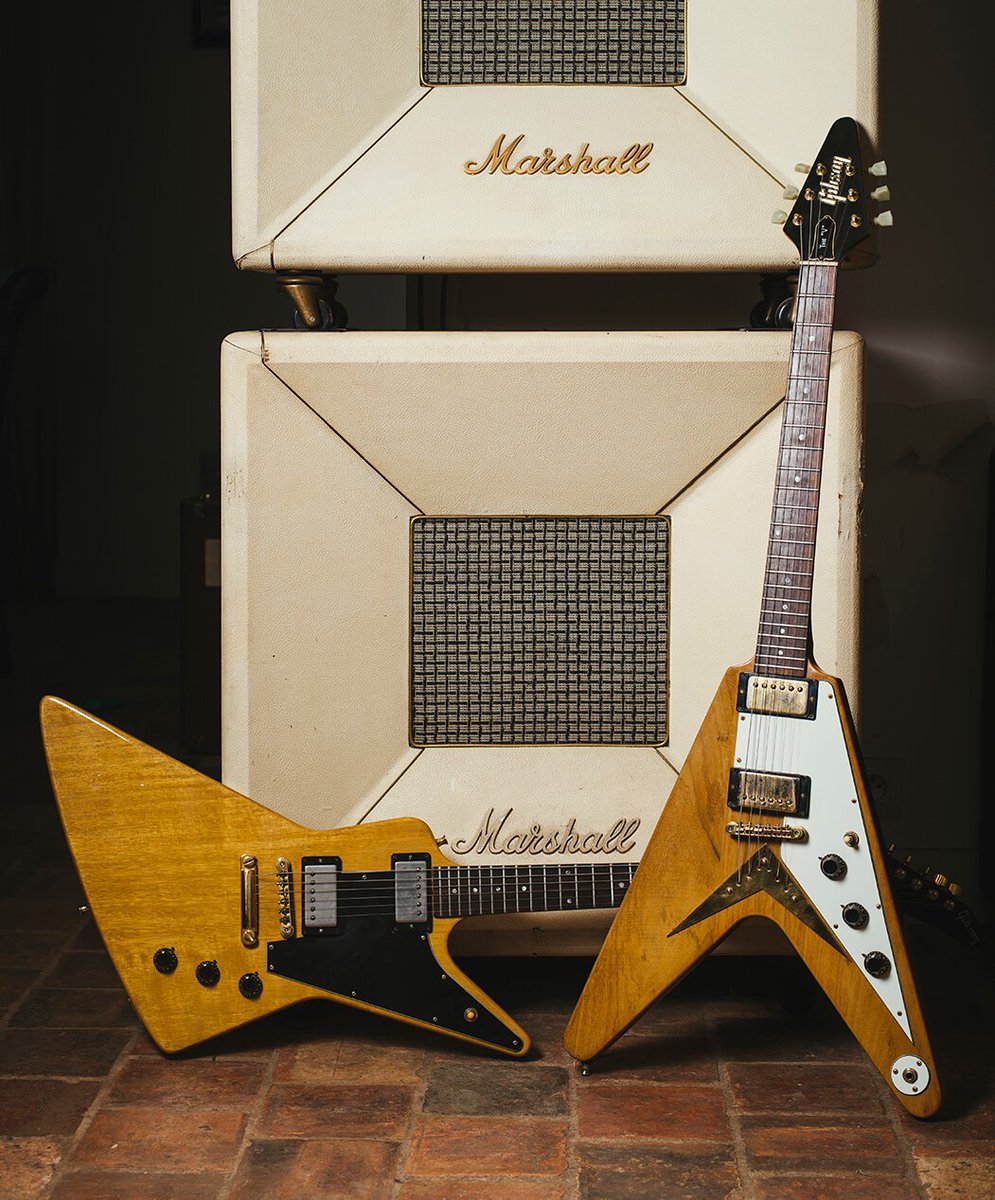 muerdekeroyo's tweet photo. Joe Bonamassa's Gibson Heritage Series 1981 Flying V &amp; 1983 Explorer #guitar #Gibson #FamousGuitars #JoeBonamassa #FlyingVWednesday #ExplorerWednesday https://t.co/rsjZNPFXI4