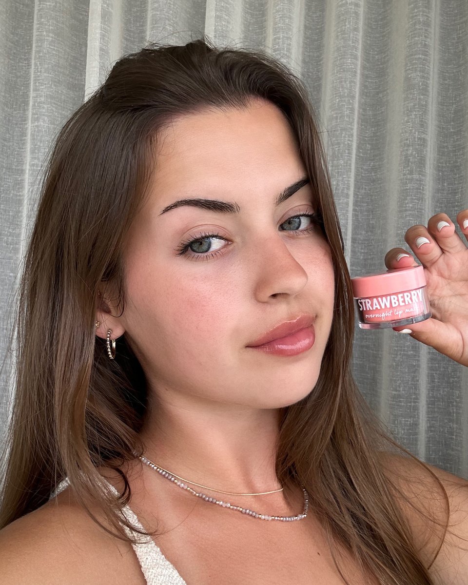 FourthRayBeauty's tweet image. is it just us or do y'all wear lip masks all day because it acts like a hydrating lip gloss? 👀

@hannahshirley's lips are looking extra juicy with our Strawberry Lip Mask 🍓

available on colourpop.com &amp;amp; @ultabeauty 🌈

#lipmask #lipcare #liptreatment #softlips
