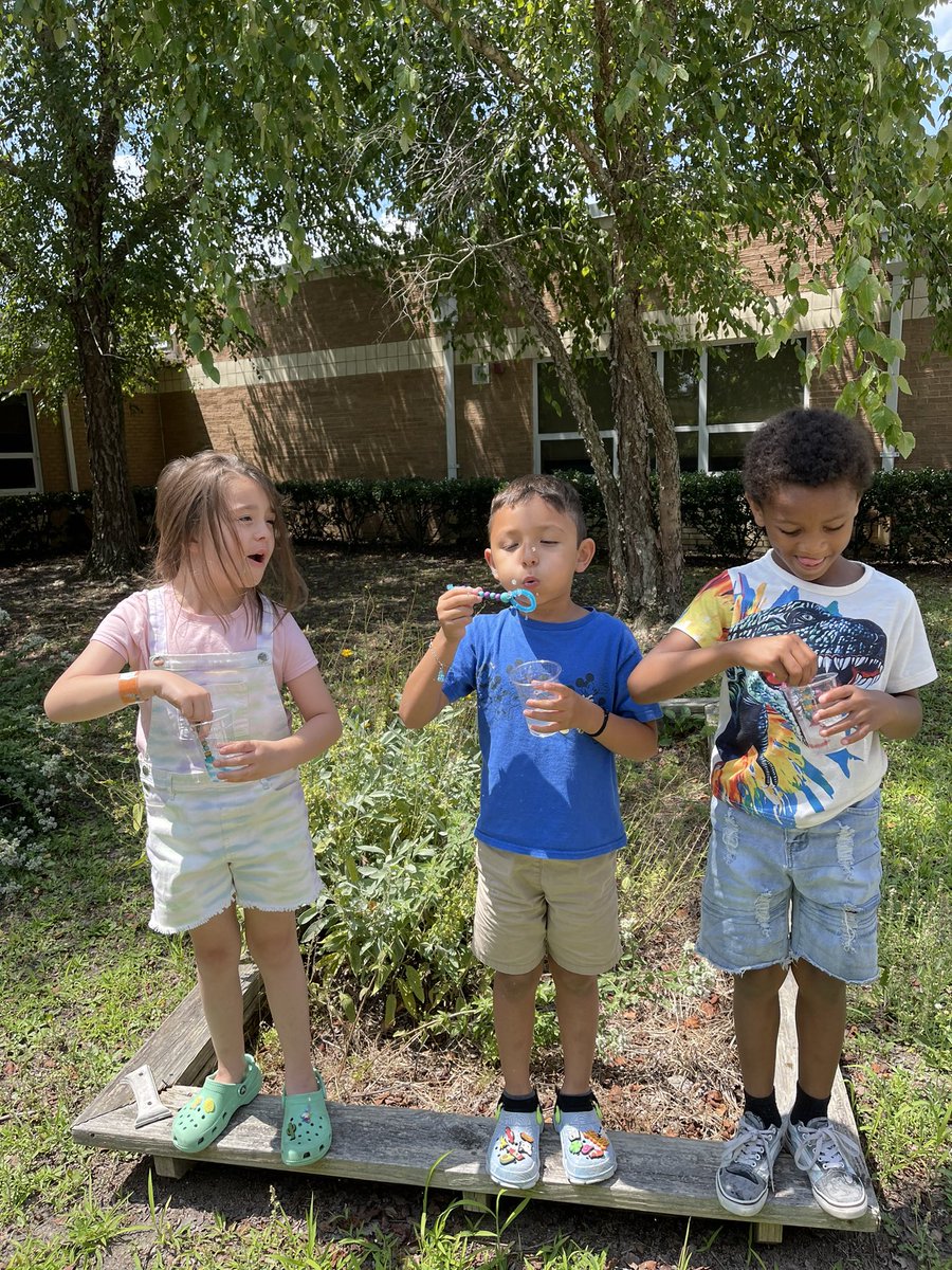 LangstonLMS's tweet photo. Today at #SummerLearningCamp we had a BUBBLE PARTY! 🫧 Kinders learned about what makes a bubble and then we made our own bubble wands out of pipe cleaners! #STEM @LuxfordES @MsFallejo @VBTitleI @vbschools https://t.co/u1LVjxiM9b