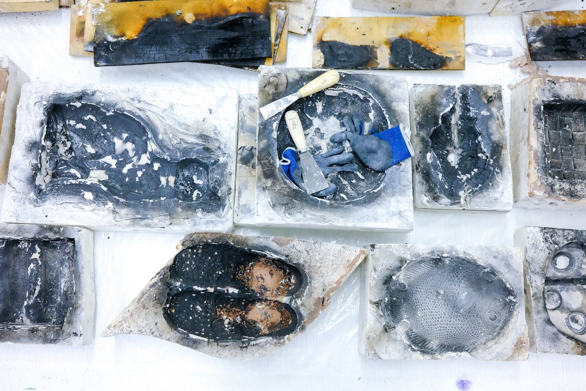 glasmuseum's tweet photo. Bezoek de tentoonstelling Sepia Days en laat je verbazen over hoe kunstenaar Nazif Lopulissa alledaagse vormen in glas heeft gemaakt, met behulp van mallen. Van instant noodles en bananen tot schoenen en een pak. 

📷: Rokus Wilmink

#glasmuseum #glasblazerij #tentoonstelling https://t.co/UtKTGX215x