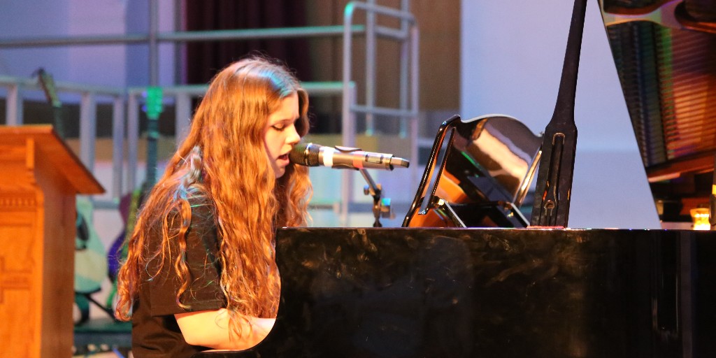 SpedeNews's tweet photo. Students, parents and staff gathered to celebrate female artists within the music industry last Wednesday with a fundraising concert titled 'Girls Just Wanna Have Fun', planned, organised and led entirely by Stamford High School pupil Chloe Lorentzen ⭐💝 https://t.co/BRI09sqrUa