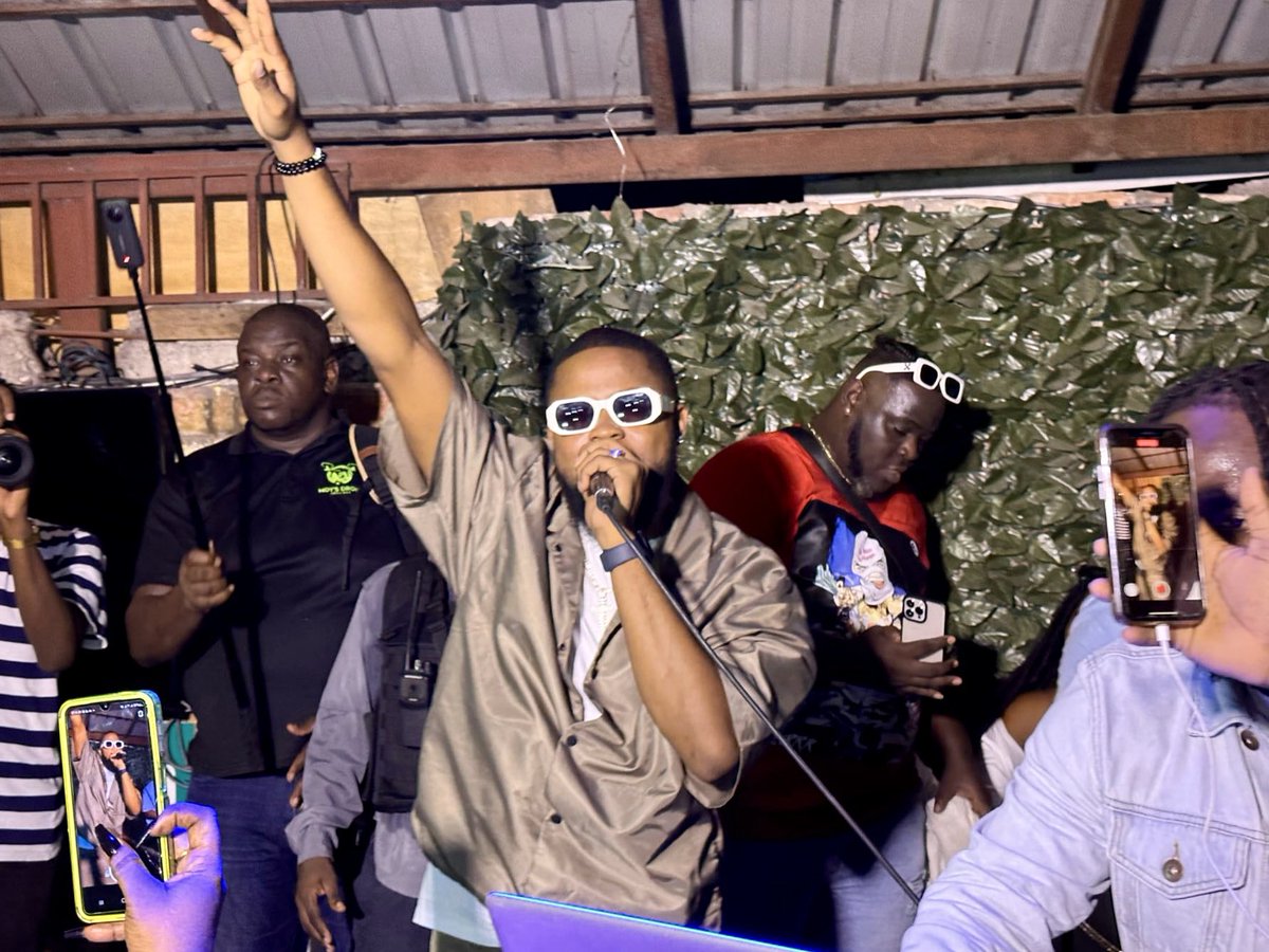 DeyeMonEnfo's tweet photo. Chantè @roodyroodboy te chofe #HouseofBeer jedi swa ki sòt pase nan Pòtoprens. Aprè plizyè mwa preske san pwogram, premye gwo fèt nan kapital la te fini sibitman. Tout sa ak anpil lòt bagay nan edisyon 14 Infolettre DÈYÈ MÒN ENFO. Lenk nan bio.
📷 @JeanElieRider / @DeyeMonEnfo https://t.co/rlCKEMLJ4a