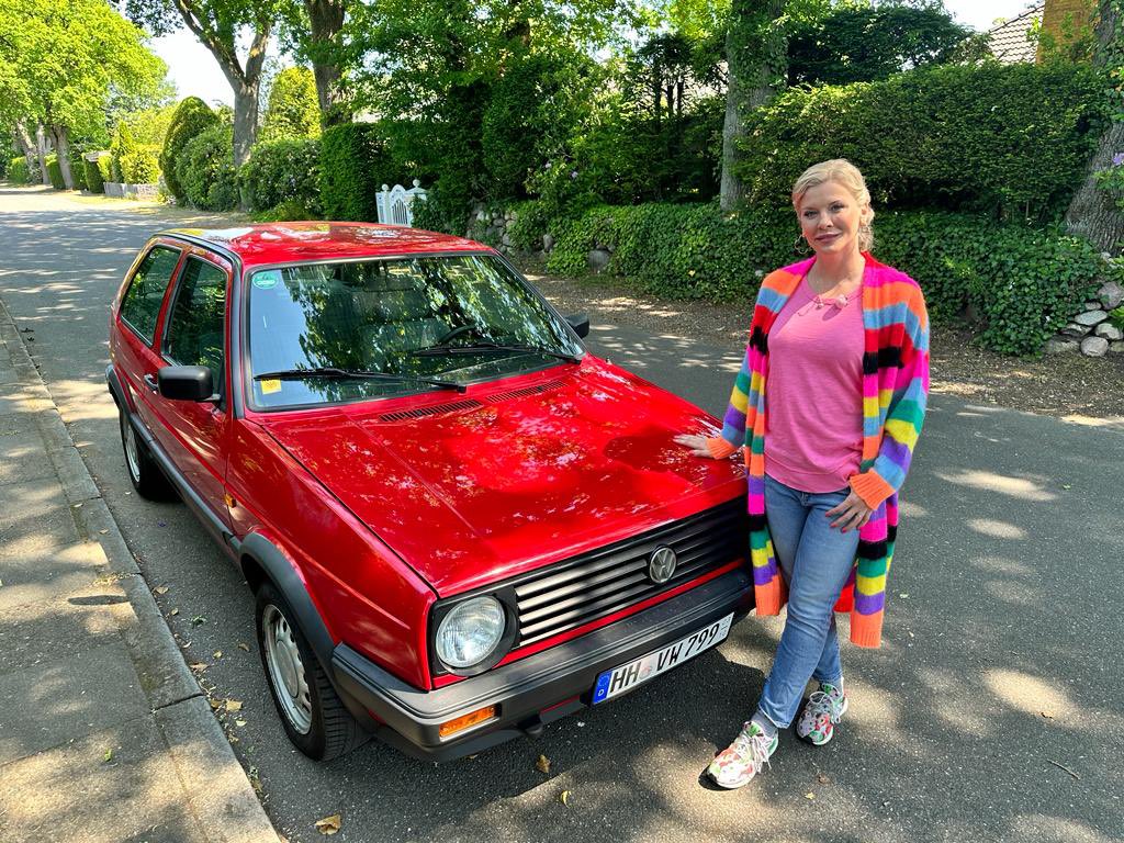Morgen (13.07.23) bin ich bei “Volle Kanne” 9:05-10:30 Uhr im ZDF mit einem Clip über “mein 1. Auto zu sehen”. Es sind viele unvorhersehbare Dinge beim Dreh passiert, aber ich möchte noch nichts spoilern 😂

#zdf #vollekanne #tv #car #red #vw #golf #actress #evahabermann #hamburg