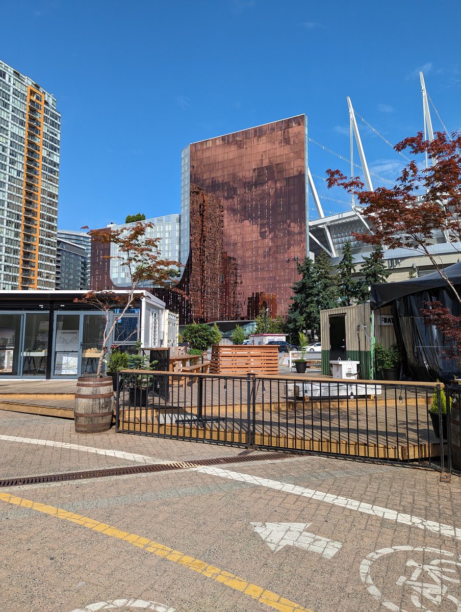 yvrrunner's tweet image. That's a job I would do, but imagine I can't pay my bills doing it. Zoom in on the building...