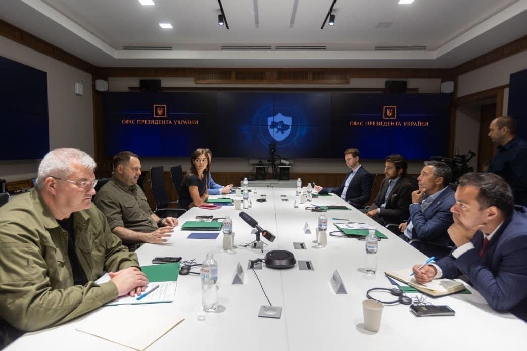Historic #G7 decision to sign security guarantees w <a href="/ZelenskyyUa/">Volodymyr Zelenskyy / Володимир Зеленський</a>, based on #KyivSecurityCompact I wrote w <a href="/AndersFoghR/">Anders Fogh Rasmussen</a> <a href="/AndriyYermak/">Andriy Yermak</a> &amp; <a href="/rasmussenglobal/">Rasmussen Global</a>

Not substitute 4 NATO. 🇺🇦 must join w mandate 4 new NATO-🇺🇦 Council to set steps b4 🇺🇦 invite in 2024. reuters.com/world/sending-…