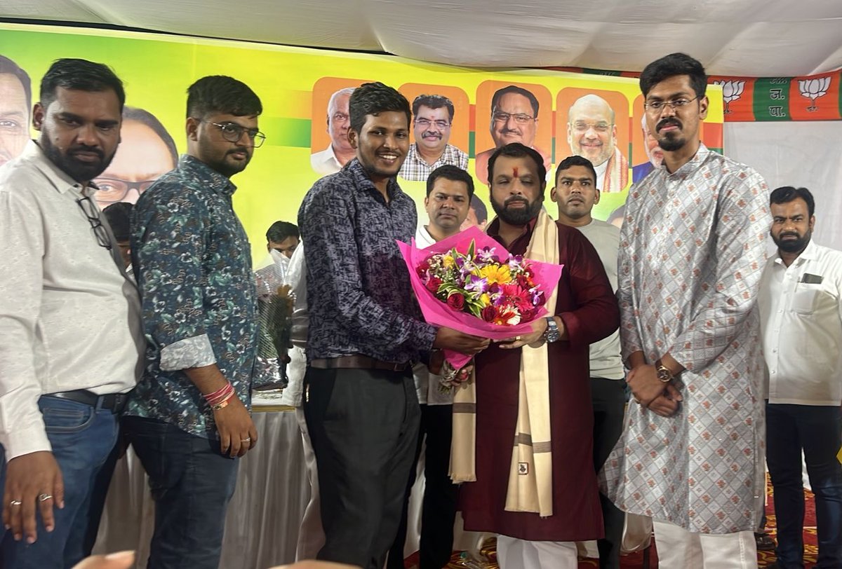 ivikrantpatil's tweet photo. विद्यार्थी विभाग प्रदेश सहसंयोजक श्री. अयुफ आकुला यांनी सहकाऱ्यांसह पनवेल येथील जनसेवा कार्यालयात भेट घेऊन आव्हानाला प्रतिसाद देत वह्या देऊन वाढदिवसाच्या शुभेच्छा दिल्या मी आपला मन:पूर्वक आभारी आहे. 

#वाढदिवस https://t.co/s6pVqR3Zmd