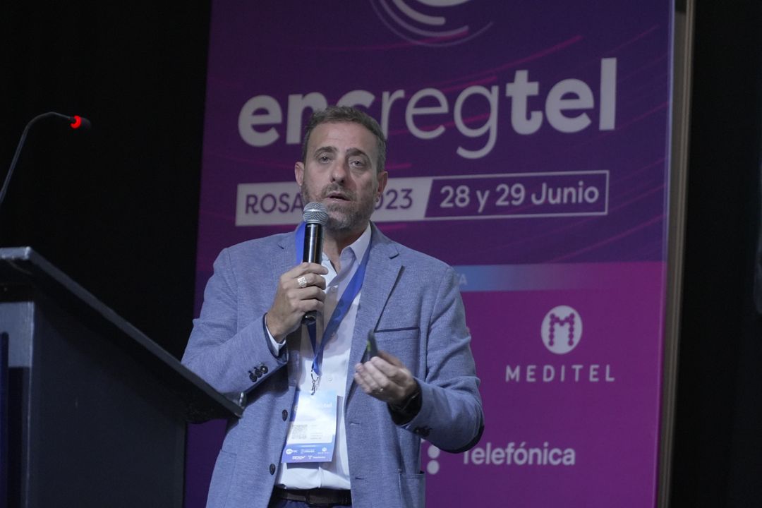 STGSantaFe's tweet photo. 🔵El director provincial de comunicaciones @dariosequalino presentó #SantafeMásConectada en el 27º Encuentro Regional de Telecomunicaciones de #Rosario. https://t.co/H3TYxHuykk