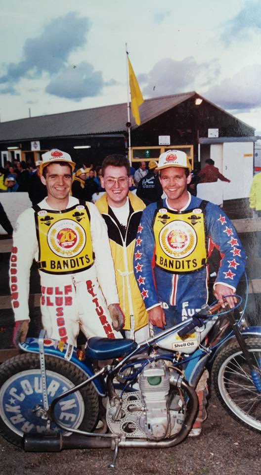 carmino_paul's tweet image. Thanks to @ianjkirke for the great article on speedway.
You may already know that The Cheetahs have a strong connection with The Bandits.
Arguably Berwick’s greatest rider is Mark Courtney, father of team manager, Scott and Oxford promoter, Jamie. L2R Sean Courtney , me, Mark