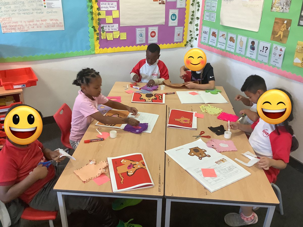NewParkPrimary's tweet photo. 2L used their sewing skills to make hand puppets today! They really showed off their fantastic imaginations #NP_2L #NP_DT https://t.co/pgJzRp5xB0