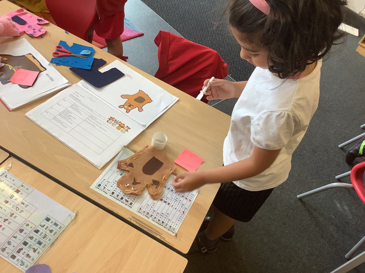 NewParkPrimary's tweet photo. 2L used their sewing skills to make hand puppets today! They really showed off their fantastic imaginations #NP_2L #NP_DT https://t.co/pgJzRp5xB0