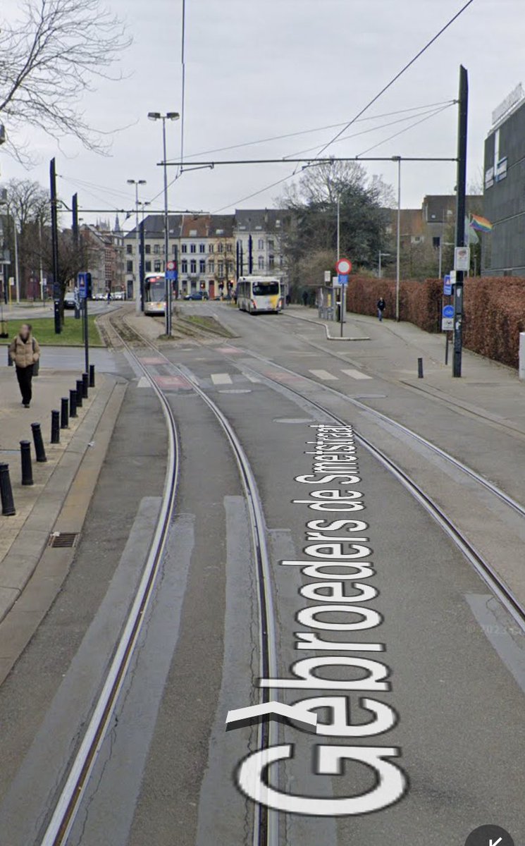 Zeg <a href="/Stadgent/">Stad Gent</a> in plaats van een camera te zetten om geld op te rapen zou je beter de wegmarkering duidelijk aanbrengen! Uit niets blijkt dat het de bedoeling is dat je hier links af gaat! Wel 58€ oprapen van een 1-malig bezoek aan de Hogeschool. Pipo’s!