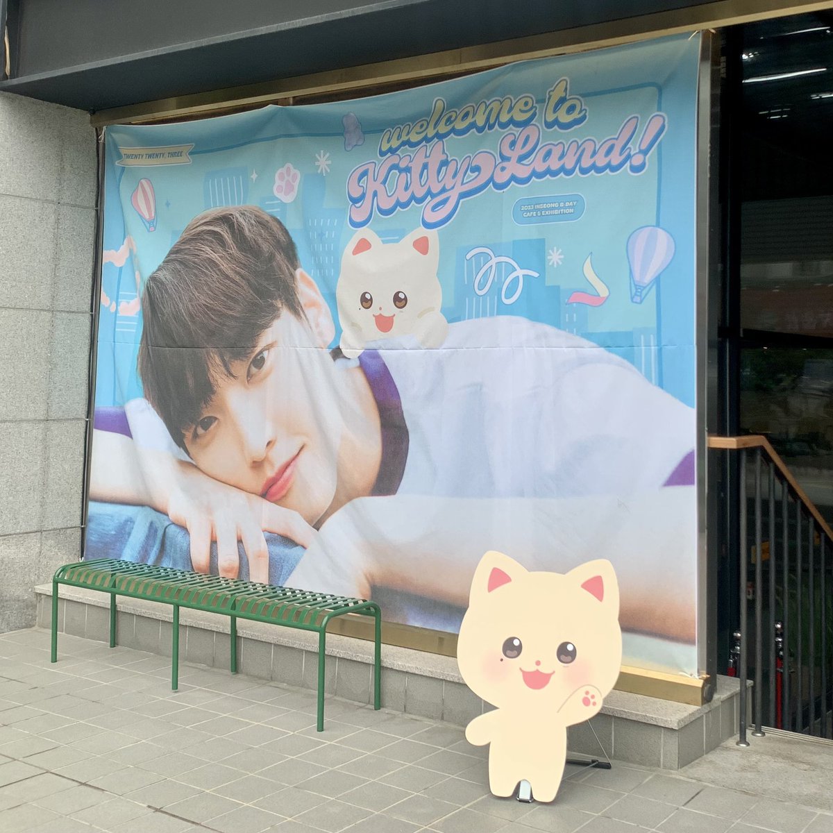 jaengvv's tweet image. #WELCOME_TO_KITTYLAND

최고로 예쁜인성이랑 귀여운 성냥이 구경 잘하고 왔습니다💕