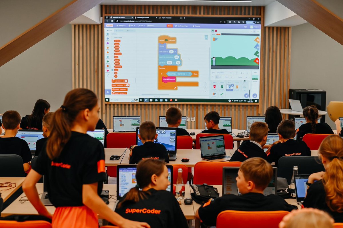 crmindrescu's tweet image. WOW🤩 WOW🤩 WOW🤩
Doing coding has never been so tempting as it is today at @OrangeMD Digital Center ✨
Another generation of #SuperCoders raising & ready to rock the digital era 
m.facebook.com/story.php?stor…