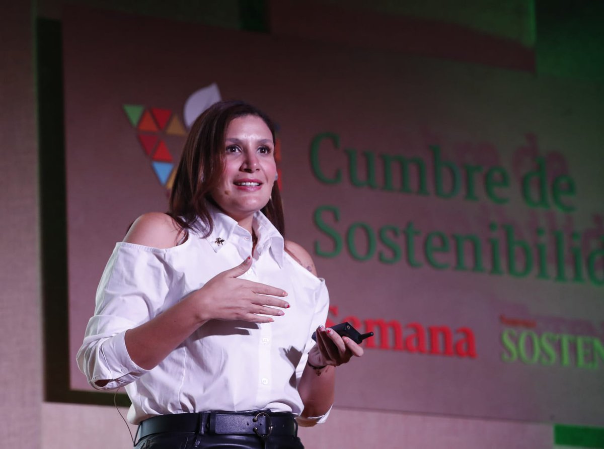 #VICumbredeSostenibilidad | “En Colombia se desperdician casi 10 millones de toneladas de comida al año. Si no tuviéramos envases y empaques el  número sería potencialmente mayor ”, afirma Ana Arabia, jefe de Sostenibilidad de Ajover Darnel
#EnVivo bitly.ws/LbK3
