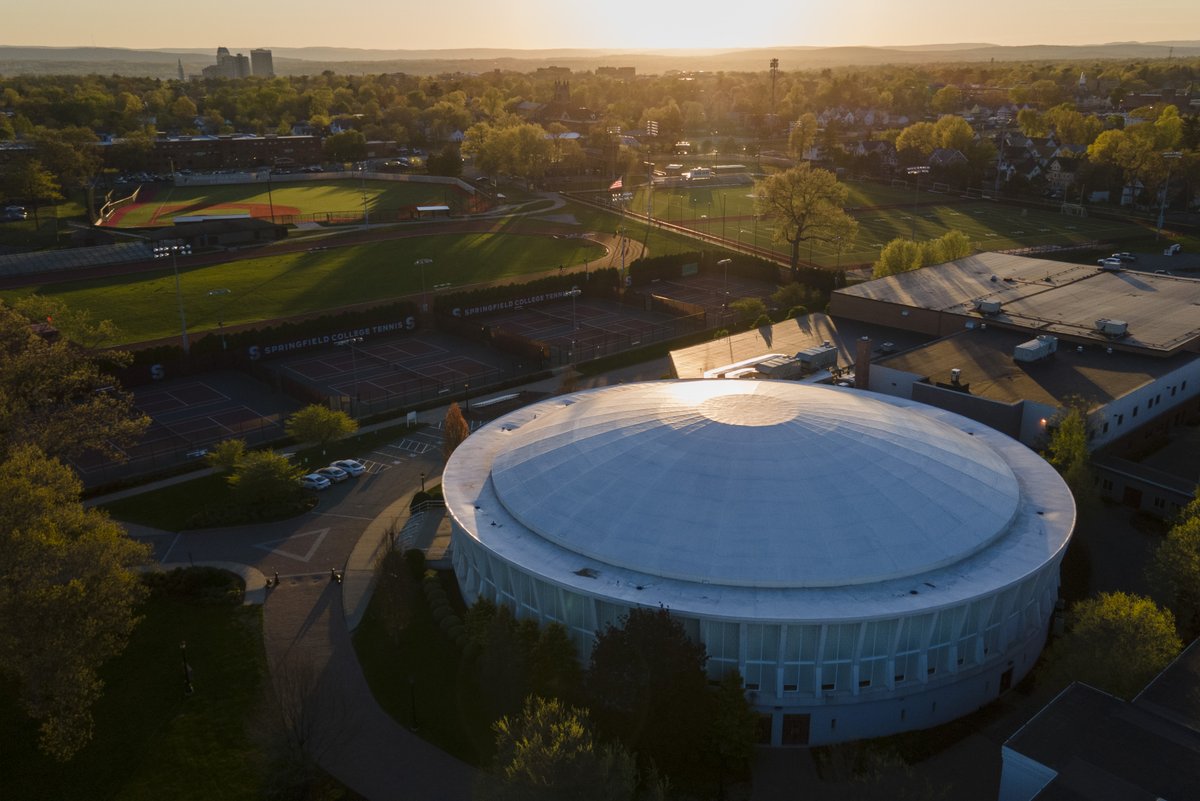 SpfldCollege's tweet photo. Check out the breathtaking glow of the Physical Education complex, including Blake Arena, as the afternoon sun bathes Springfield College in a golden light. ✨
#SpringfieldCollege #BlakeArena #GlowingLights https://t.co/QQyFJNgPkk