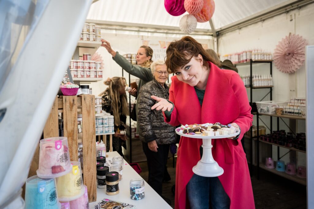 ApeldoornActuee's tweet photo. Op de locatie van het Zwitsalterrein in Apeldoorn wordt van vrijdag 11 t/m zondag 13 augustus Festival Zoet georganiseerd. Liefhebbers kunnen op dit festivalterrein genieten van een aanbod zoete verleidingen. #FestivalZoet

https://t.co/fyy2cOGRPU https://t.co/ocEMHhtkaP