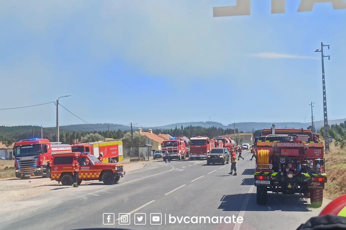 BVCamarate's tweet image. Bombeiros de Camarate acionados pelas 14h50 para incêndio que deflagrou esta tarde numa área florestal em Espinheira, concelho do #Cadaval. 
No combate ao incêndio, estão empenhados no terreno 335 #Bombeiros apoiados por 93 Veículos e 13 meios aéreos. 👩‍🚒🚒✈️