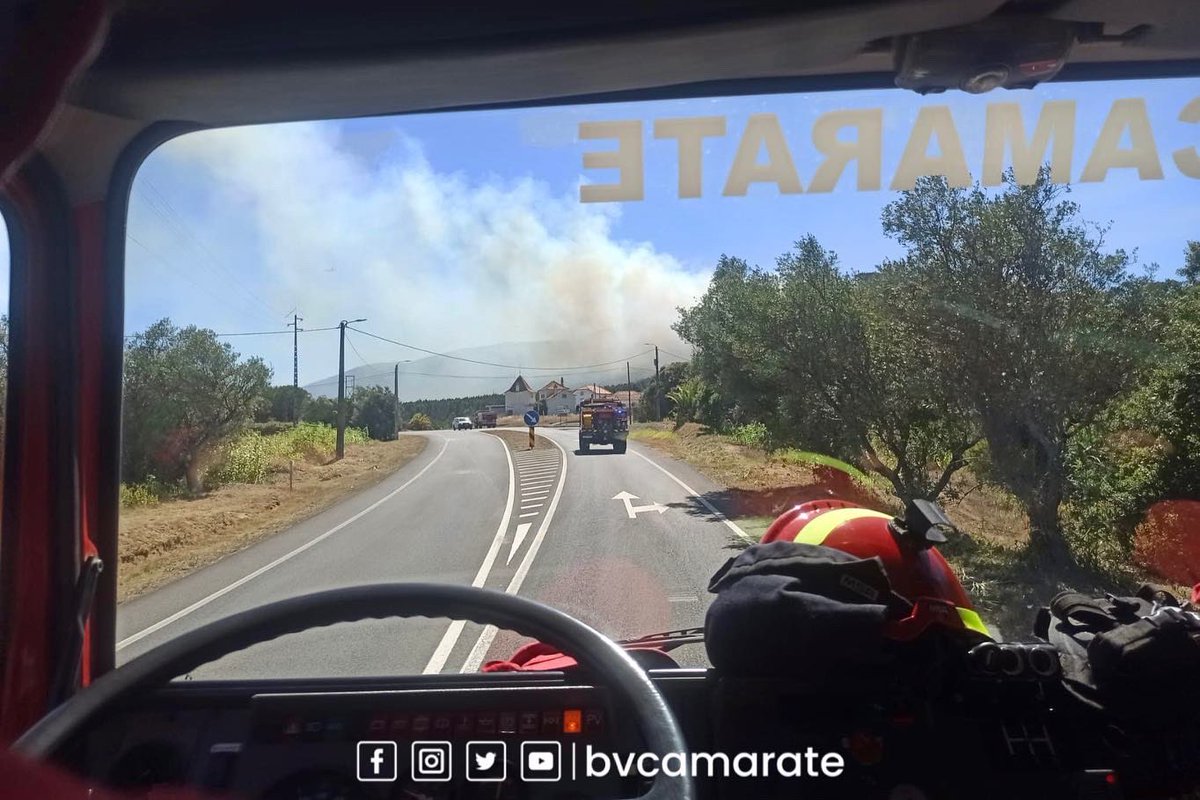 BVCamarate's tweet image. Bombeiros de Camarate acionados pelas 14h50 para incêndio que deflagrou esta tarde numa área florestal em Espinheira, concelho do #Cadaval. 
No combate ao incêndio, estão empenhados no terreno 335 #Bombeiros apoiados por 93 Veículos e 13 meios aéreos. 👩‍🚒🚒✈️
