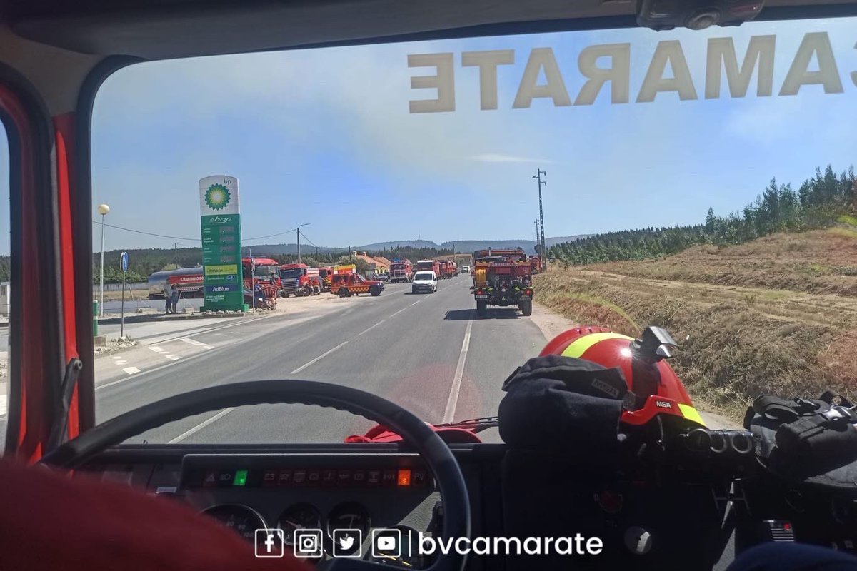 BVCamarate's tweet image. Bombeiros de Camarate acionados pelas 14h50 para incêndio que deflagrou esta tarde numa área florestal em Espinheira, concelho do #Cadaval. 
No combate ao incêndio, estão empenhados no terreno 335 #Bombeiros apoiados por 93 Veículos e 13 meios aéreos. 👩‍🚒🚒✈️
