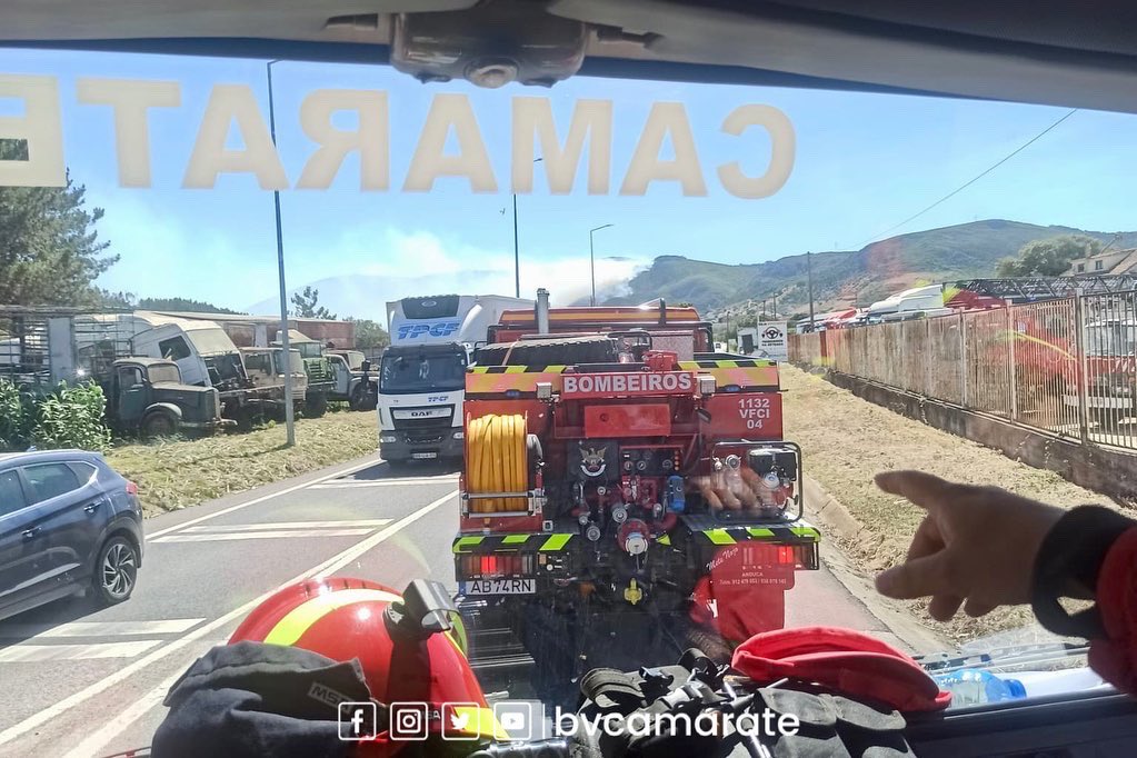 BVCamarate's tweet image. Bombeiros de Camarate acionados pelas 14h50 para incêndio que deflagrou esta tarde numa área florestal em Espinheira, concelho do #Cadaval. 
No combate ao incêndio, estão empenhados no terreno 335 #Bombeiros apoiados por 93 Veículos e 13 meios aéreos. 👩‍🚒🚒✈️