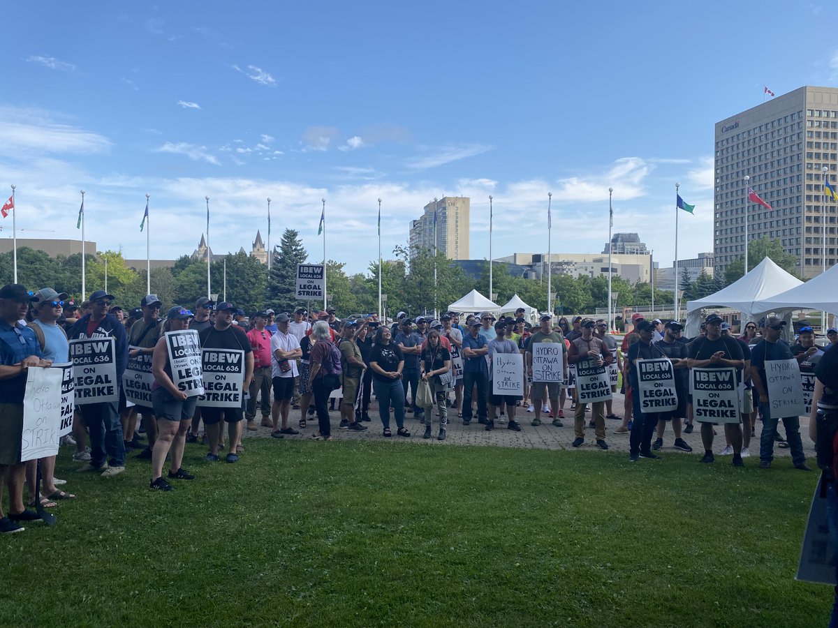 IBEWLocal636's tweet photo. We're blown away by the love and support from this incredible community. Thank you to everyone who joined us today @ottawacity hall, standing in solidarity for safer, better working conditions for @hydroottawa workers. 

#solidarity #grateful #safetyisserious 🙏💪✊ https://t.co/RASbF5E7ky