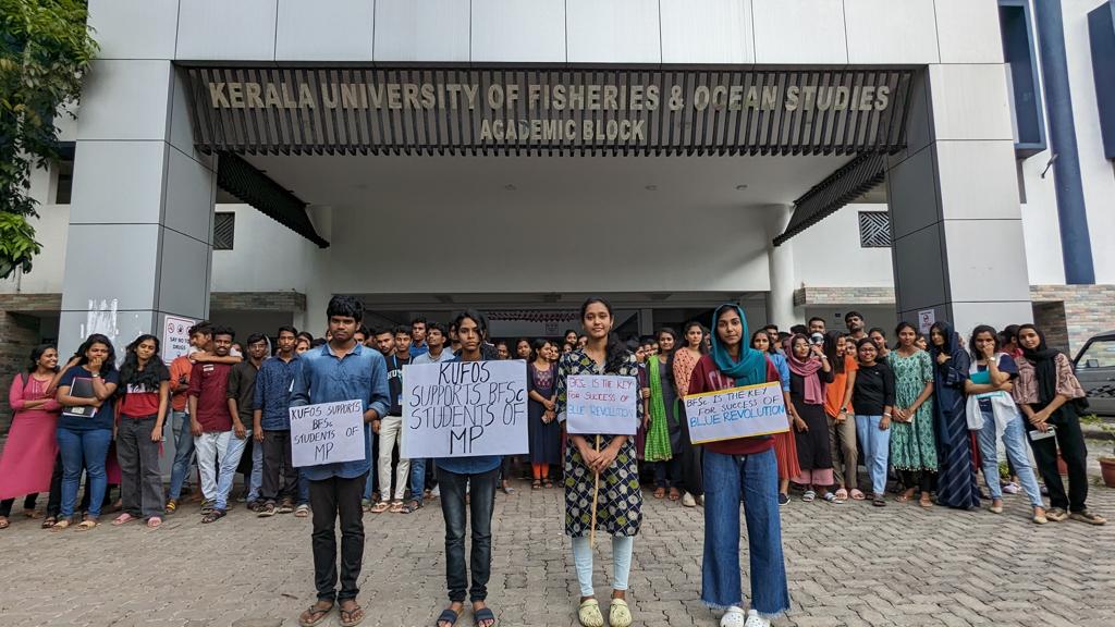 ArzooKh16's tweet photo. I would like to thank the students of Kerela University of Fisheries &amp; Ocean Studies(KUFOS) on behalf of College of Fishery Science, Jabalpur (M.P)for supporting us in our strike and standing with us for our valid rights!!! Thanks for your contribution🙏#OnlyBFSc #keepsupporting https://t.co/3Be2gnaoHn