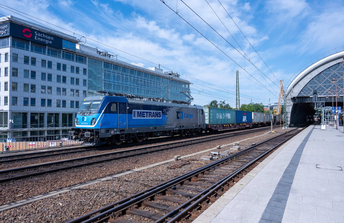 marcoullner's tweet photo. Heute zum Abend gibt es 388 015 mit Containerzug, hier am #Dresden Hauptbahnhof Richtung #Tschechien.
#MehrsystemMittwoch #Bahnbilder #Eisenbahn #Metranz #CDCargo #Train #Railroad https://t.co/d1k9mx7h6b