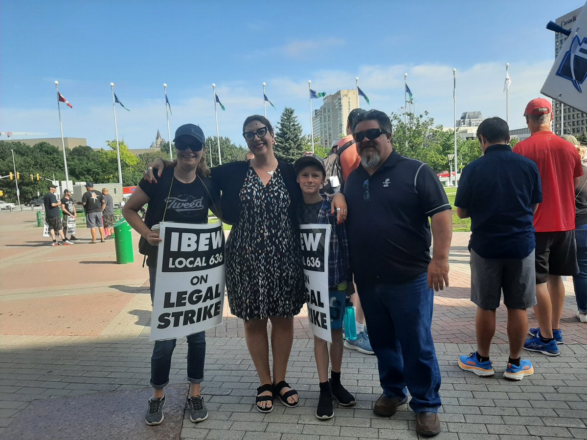 IBEWLocal636's tweet photo. We're blown away by the love and support from this incredible community. Thank you to everyone who joined us today @ottawacity hall, standing in solidarity for safer, better working conditions for @hydroottawa workers. 

#solidarity #grateful #safetyisserious 🙏💪✊ https://t.co/RASbF5E7ky