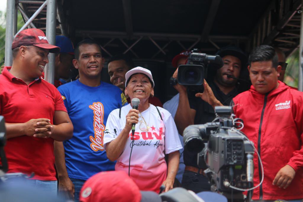 Galindez_vzla's tweet photo. ¡Charallave es Chavista!

Las fuerzas populares siguen movilizadas en toda Venezuela, hoy acompañamos al pueblo de Charallave en los Valles del Tuy que ha colmado las calles en respaldo a nuestro Presidente @NicolasMaduro. 

 #LaPoesíaNosUne https://t.co/elsdE5A2Nf