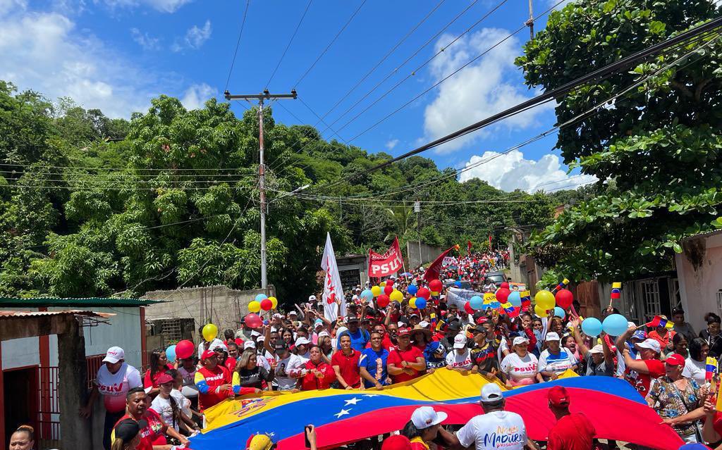Galindez_vzla's tweet photo. ¡Charallave es Chavista!

Las fuerzas populares siguen movilizadas en toda Venezuela, hoy acompañamos al pueblo de Charallave en los Valles del Tuy que ha colmado las calles en respaldo a nuestro Presidente @NicolasMaduro. 

 #LaPoesíaNosUne https://t.co/elsdE5A2Nf