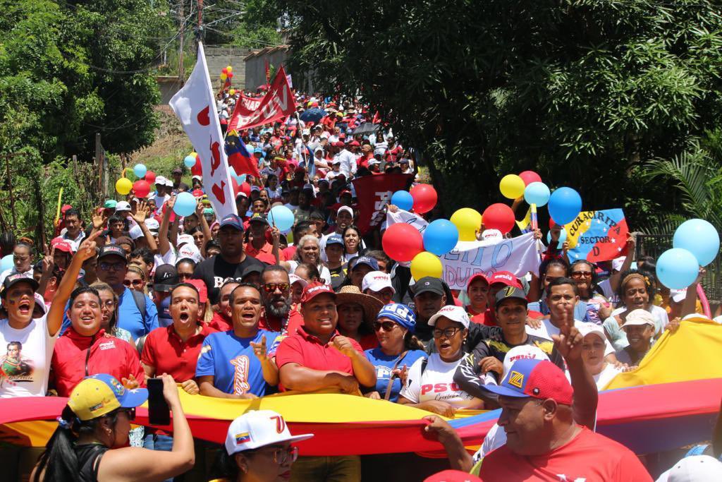 Galindez_vzla's tweet photo. ¡Charallave es Chavista!

Las fuerzas populares siguen movilizadas en toda Venezuela, hoy acompañamos al pueblo de Charallave en los Valles del Tuy que ha colmado las calles en respaldo a nuestro Presidente @NicolasMaduro. 

 #LaPoesíaNosUne https://t.co/elsdE5A2Nf