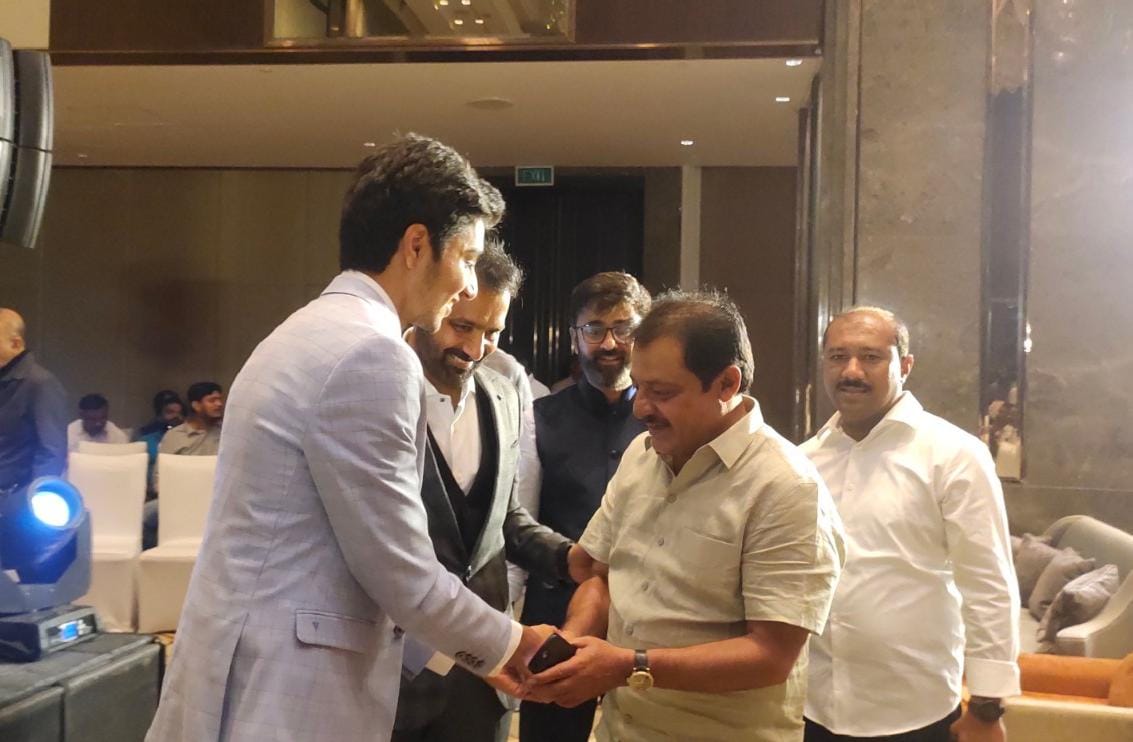 BZZameerAhmedK's tweet photo. ಇಂದು ಬೆಂಗಳೂರಿನ ಶಾಂಗ್ರಿಲಾ ಹೋಟೆಲ್ ನಲ್ಲಿ ನಡೆದ ಮಾನ್ಯ ಸಚಿವರಾದ ಸಂತೋಷ್ ಲಾಡ್ ಅವರ ಪುತ್ರ ಕರಣ್ ಲಾಡ್ ಅವರು ಬರೆದಿರುವ ಪುಸ್ತಕ ಬಿಡುಗಡೆ ಸಮಾರಂಭದಲ್ಲಿ ಭಾಗವಹಿಸಿ, ಶುಭ ಹಾರೈಸಿದೆ. ಅನೇಕ ಗಣ್ಯರು ಸಮಾರಂಭದಲ್ಲಿ ಭಾಗವಹಿಸಿದ್ದರು.

@SantoshSLadINC https://t.co/pRXmqqnUdH