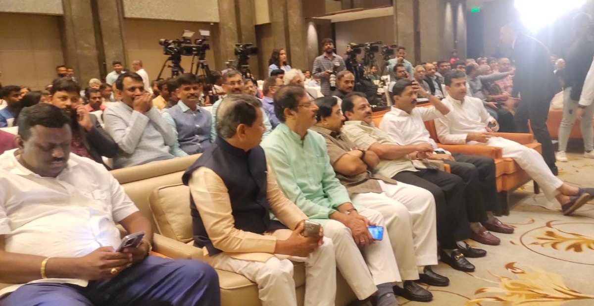 BZZameerAhmedK's tweet photo. ಇಂದು ಬೆಂಗಳೂರಿನ ಶಾಂಗ್ರಿಲಾ ಹೋಟೆಲ್ ನಲ್ಲಿ ನಡೆದ ಮಾನ್ಯ ಸಚಿವರಾದ ಸಂತೋಷ್ ಲಾಡ್ ಅವರ ಪುತ್ರ ಕರಣ್ ಲಾಡ್ ಅವರು ಬರೆದಿರುವ ಪುಸ್ತಕ ಬಿಡುಗಡೆ ಸಮಾರಂಭದಲ್ಲಿ ಭಾಗವಹಿಸಿ, ಶುಭ ಹಾರೈಸಿದೆ. ಅನೇಕ ಗಣ್ಯರು ಸಮಾರಂಭದಲ್ಲಿ ಭಾಗವಹಿಸಿದ್ದರು.

@SantoshSLadINC https://t.co/pRXmqqnUdH